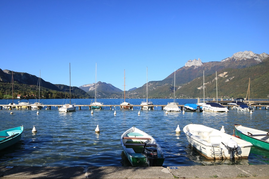 sailing boats on lake